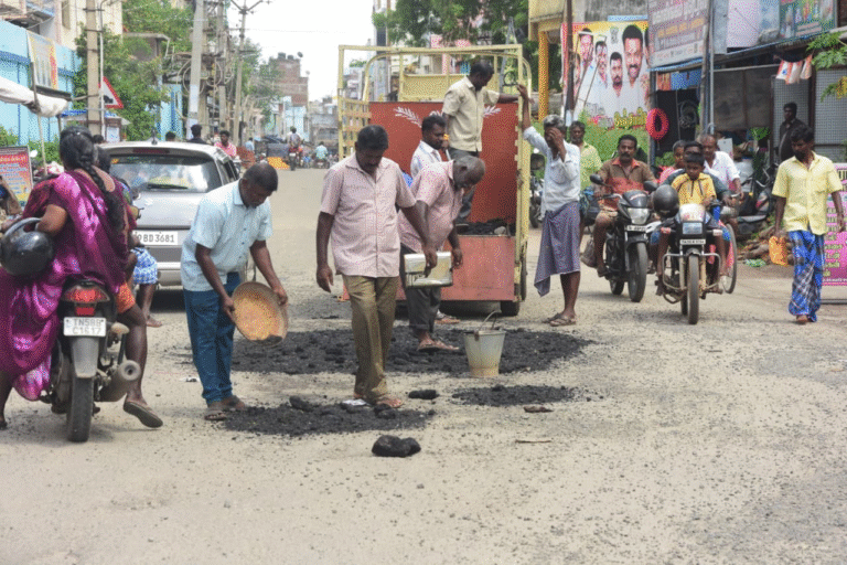 சோழவந்தானில் தொடர் மழை காரணமாக சாலையின் நடுவே ஏற்பட்ட முழங்கால் அளவு பள்ளத்தை ஒரே நாளில் சரி செய்த நெடுஞ்சாலை துறையினருக்கு பொதுமக்கள் மற்றும் மாணவிகள் பாராட்டு: