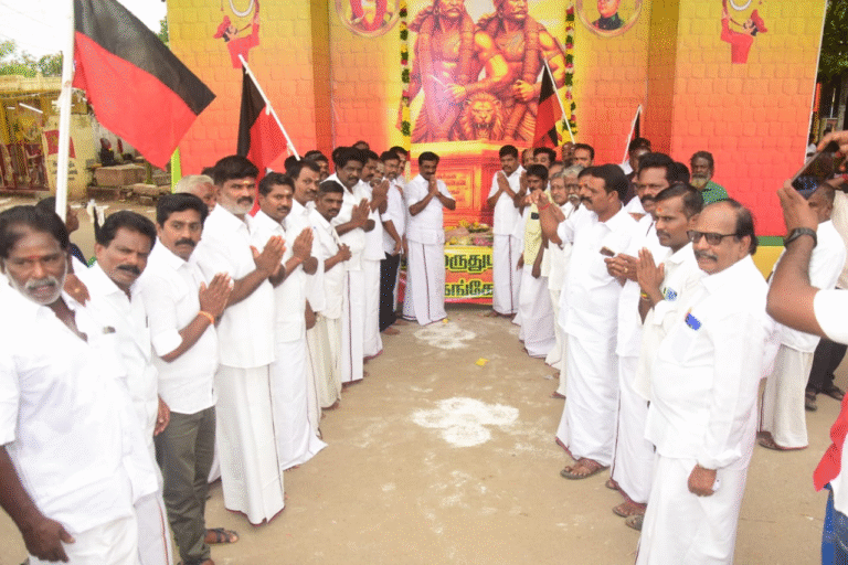 சோழவந்தான் திமுக சார்பாக மாமன்னர் மருதுபாண்டியர் திருவுருவப்படத்திற்கு எம்.எல்.ஏ வெங்கடேசன் மரியாதை..