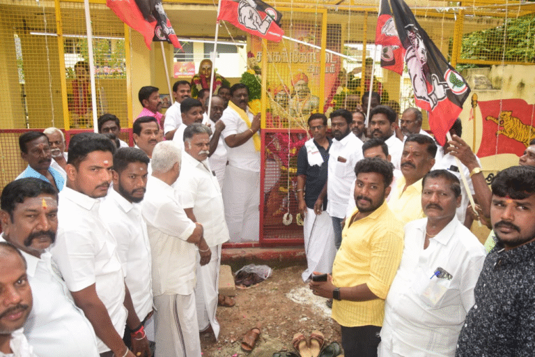 சோழவந்தானில் அதிமுக சார்பாக மாமன்னர் மருது பாண்டியர்களின் குருபூஜையொட்டி அவர்களது திருவுருவ படத்திற்கு மாலை அணிவித்து மரியாதை..