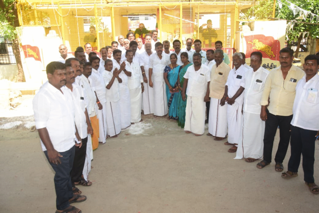 சோழவந்தான் திமுக சார்பாக பசும்பொன் முத்துராமலிங்கத் தேவர் ஜெயந்தி குருபூஜை விழாவையொட்டி அவரது திருவுருவ சிலைக்கு மாலை அணிவித்து மரியாதை...