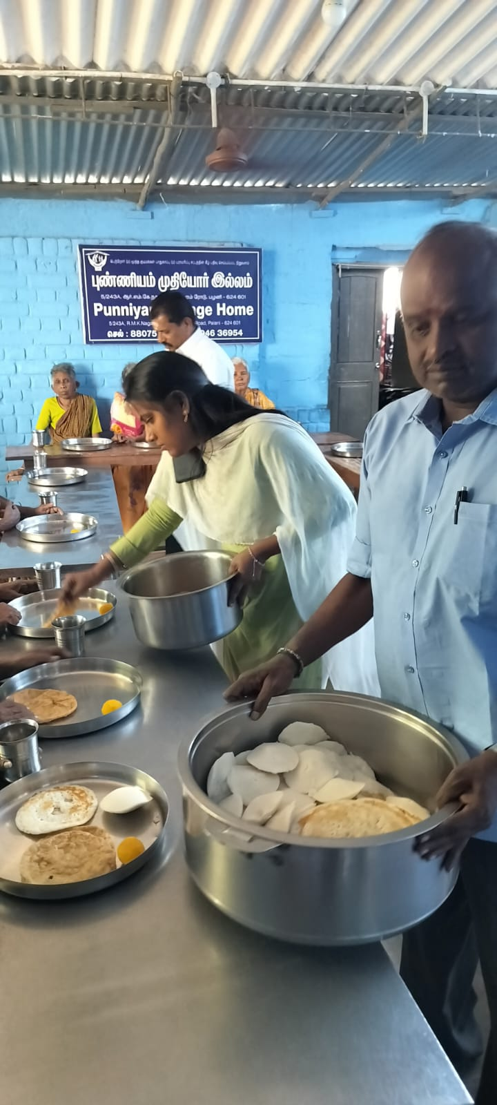 சரஸ்வதி பூஜையை முன்னிட்டு : புண்ணிய முதியோர் இல்லத்தில்.. காலை உணவு வழங்கினார்கள்..