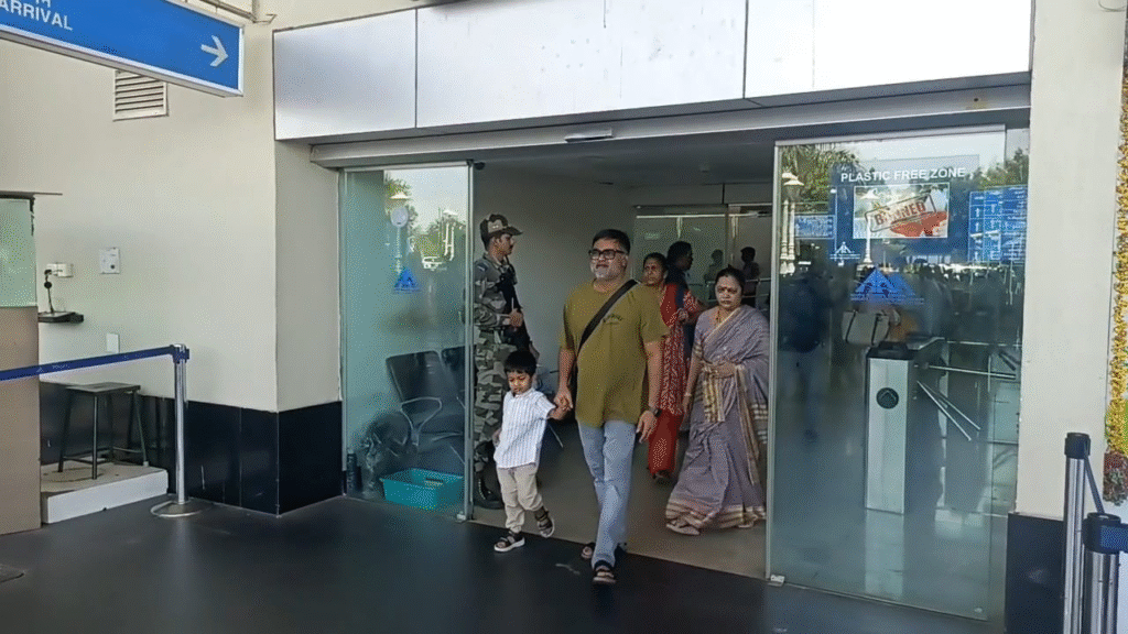 குலதெய்வம் கோயிலுக்கு செல்வதற்காக குடும்பத்துடன் மதுரை விமான நிலையம் வந்த நடிகர் தனுஷ், இயக்குனர் செல்வராகவன் மற்றும் கஸ்தூரிராஜா..