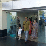 குலதெய்வம் கோயிலுக்கு செல்வதற்காக குடும்பத்துடன் மதுரை விமான நிலையம் வந்த நடிகர் தனுஷ், இயக்குனர் செல்வராகவன் மற்றும் கஸ்தூரிராஜா..