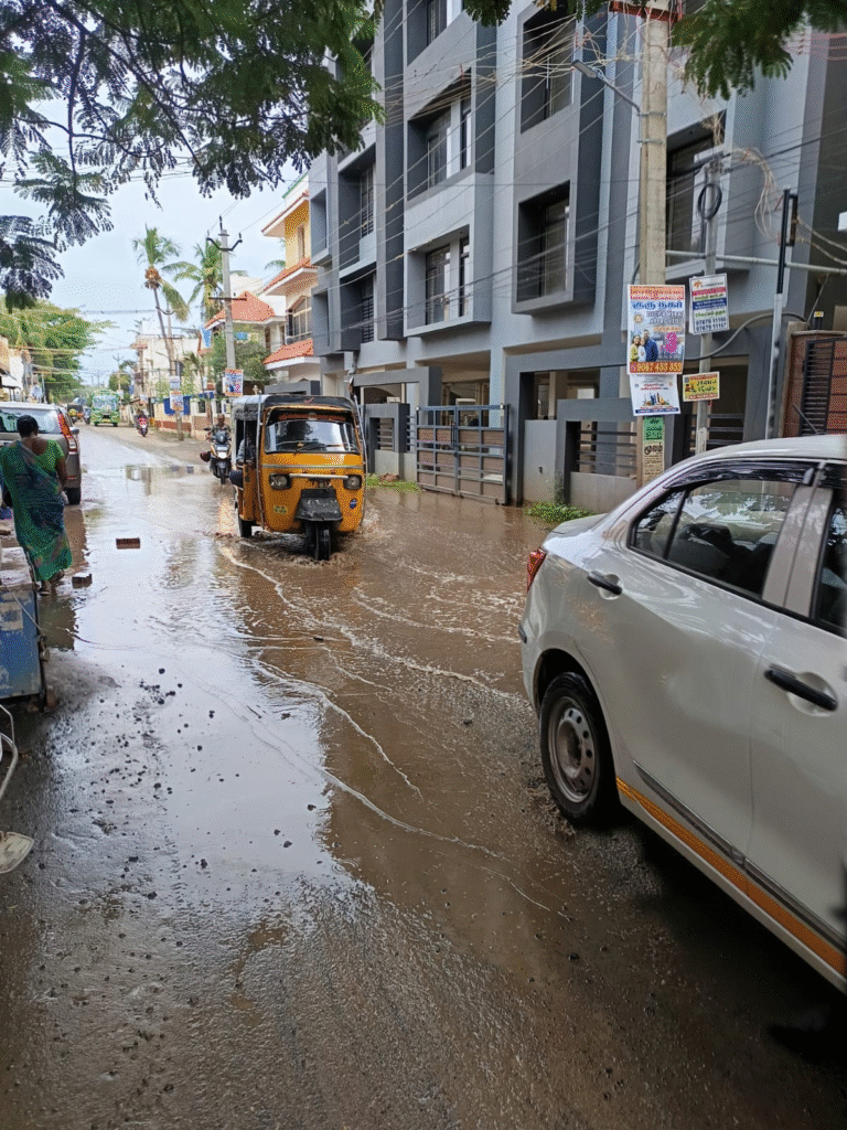 சாலையில் ஆர்டீசியன் ஊற்று...