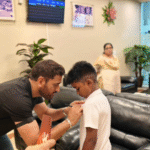 மதுரை விமான நிலையத்தில் தோனியை நேரில் சந்தித்து டி-ஷர்டில் ஆட்டோகிராப் வாங்கிய 6-ம் வகுப்பு மாணவன்..