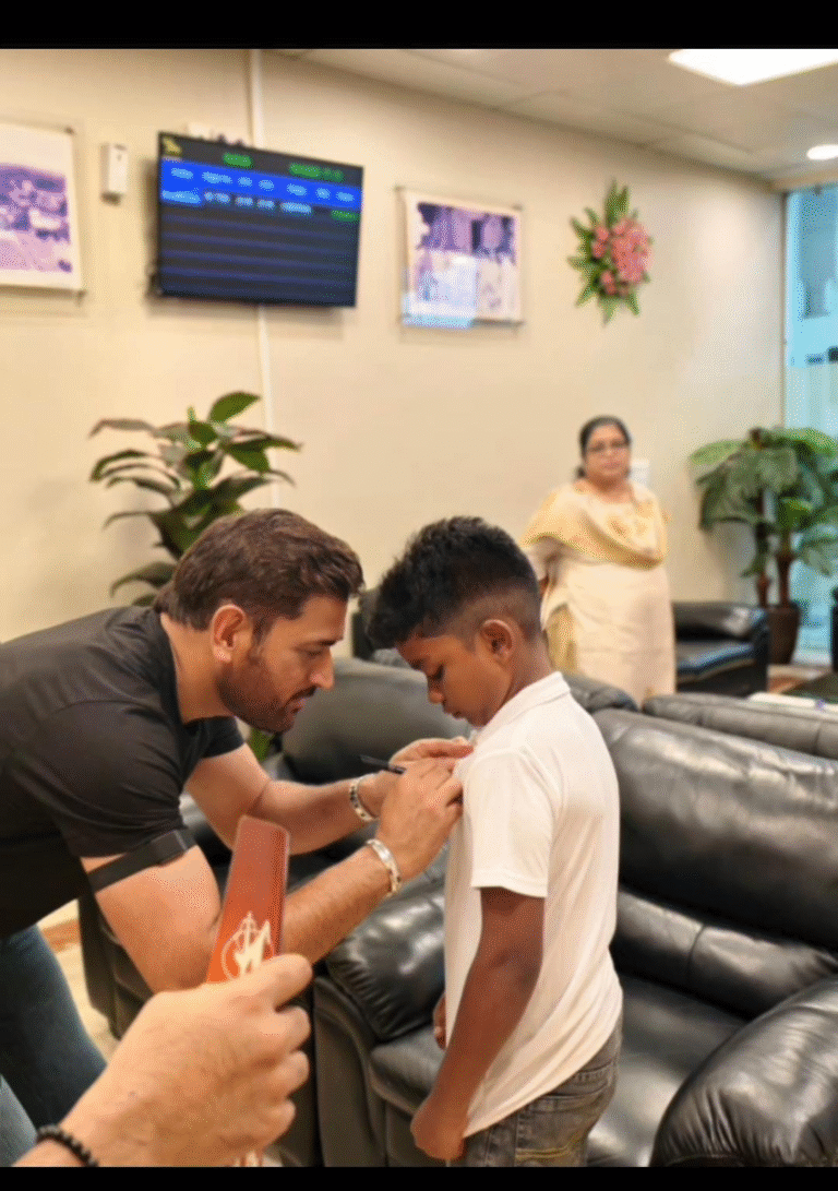 மதுரை விமான நிலையத்தில் தோனியை நேரில் சந்தித்து டி-ஷர்டில் ஆட்டோகிராப் வாங்கிய 6-ம் வகுப்பு மாணவன்..