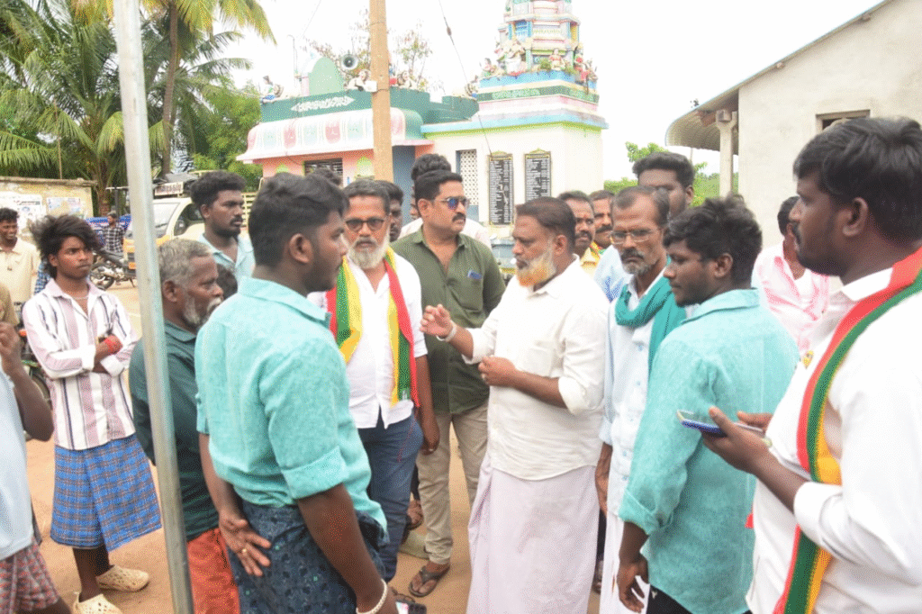 சோழவந்தான் அருகே அமச்சியாபுரம் கிராமத்தில் மேல்நிலை நீர் தேக்க தொட்டியில் மலம் கலந்த விவகாரம் தமிழக வாழ்வுரிமை கட்சியினர் நேரில் விசாரணை...