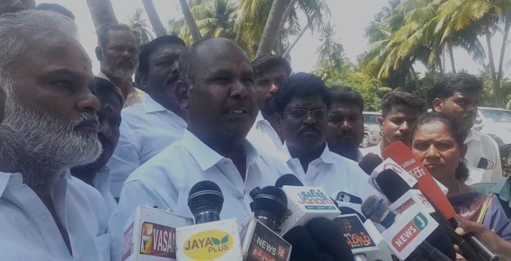 பொது மக்களிடம் முன்னாள் அமைச்சர் குறை கேட்பு..