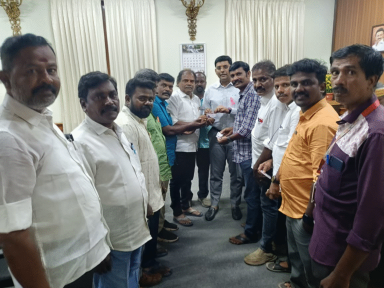 மதுரை செய்தியாளர்களுக்கு அடையாள அட்டை: மாவட்ட ஆட்சியர் பிரவீன் குமார் வழங்கினார்: