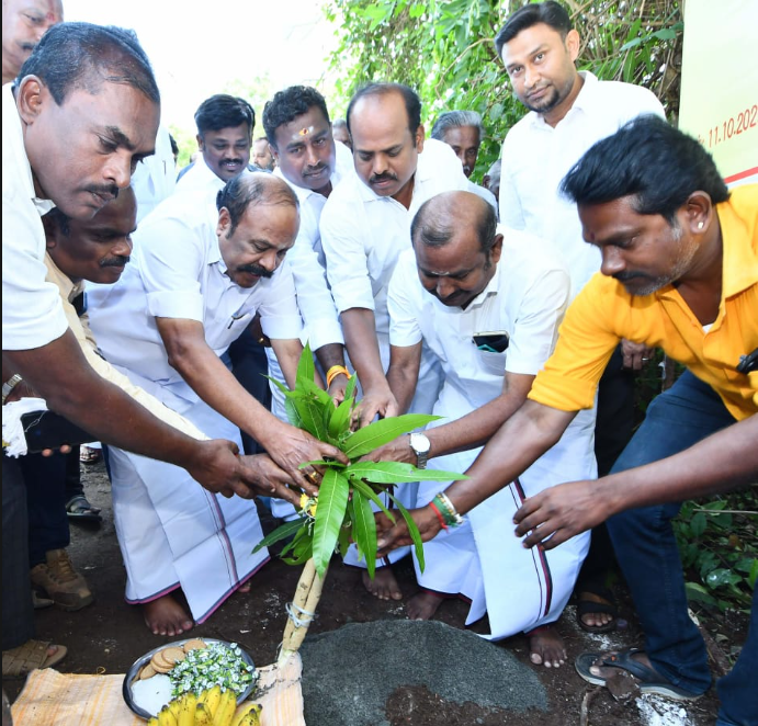 கூட்டுறவுத்துறை  அமைச்சர்  கேஆர்.பெரியகருப்பன் ,முதல்வரின் கிராம சாலைகள் மேம்பாட்டு திட்டத்தின் கீழ் எஸ்.புதூர் ஊராட்சி ஒன்றியத்திற்குட்பட்ட பகுதிகளில்மொத்தம் ரூ.59.02 இலட்சம் மதிப்பீட்டில் புதிய சாலை அமைப்பதற்கான பணிகளைதுவக்கி வைத்தார்..