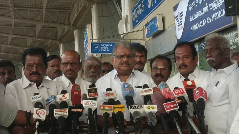 சென்னையில் இருந்து விமானம் மூலம் மதுரை வந்த தமிழ் மாநில காங்கிரஸ் தலைவர் ஜி.கே .வாசன் மதுரை விமான நிலையத்தில் செய்தியாளர் சந்திப்பு :