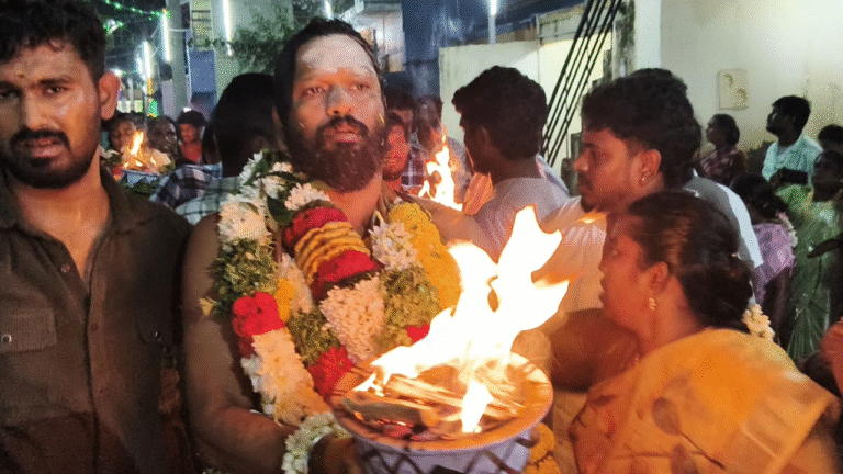 உசிலம்பட்டி அருகே 13-ஆண்டுகளுக்கு பின் நடைபெற்ற தனது சொந்த ஊர் திருவிழாவில் - அக்னி சட்டி எடுத்து தனது நேர்த்திக் கடனை செலுத்திய நடிகர் சௌந்திரராஜா..!