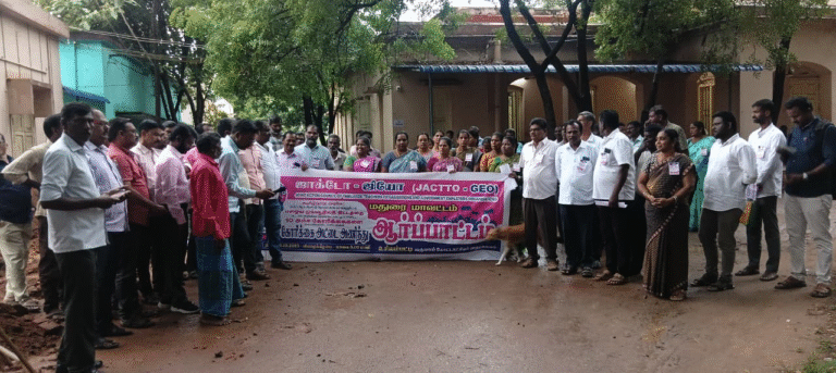 உசிலம்பட்டியில் தேர்தல் வாக்குறுதியான பழைய ஓய்வூதிய திட்டத்தை அமல் படுத்த கோரி, கோரிக்கை அட்டை அணிந்து ஜாக்டோ ஜூயோ அமைப்பினர் கண்டன ஆர்ப்பாட்டம் - வரும் சட்டமன்ற தேர்தலில் ஆசிரியர், அரசு ஊழியர்களின் அதிருப்தியை இந்த அரசு சந்திக்கும்., - என தமிழ்நாடு ஆரம்பப்பள்ளி ஆசிரியர் கூட்டணி மாநில துணை பொதுச் செயலாளர் முருகன் பேட்டி: