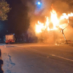 மதுரை உள்ள பஜாரில் அடைத்திருந்த செல்போன் கடைகள் அடுத்தடுத்து திடீரென தீப்பிடித்து எரிந்ததால் பரபரப்பு - துரிதமாக செயல்படு தீயை கட்டுக்குள் கொண்டு வந்து அணைத்த தீயணைப்பு வீரர்களால் பெரும் விபத்து தவிர்ப்பு:மதுரை உள்ள பஜாரில் அடைத்திருந்த செல்போன் கடைகள் அடுத்தடுத்து திடீரென தீப்பிடித்து எரிந்ததால் பரபரப்பு - துரிதமாக செயல்படு தீயை கட்டுக்குள் கொண்டு வந்து அணைத்த தீயணைப்பு வீரர்களால் பெரும் விபத்து தவிர்ப்பு: