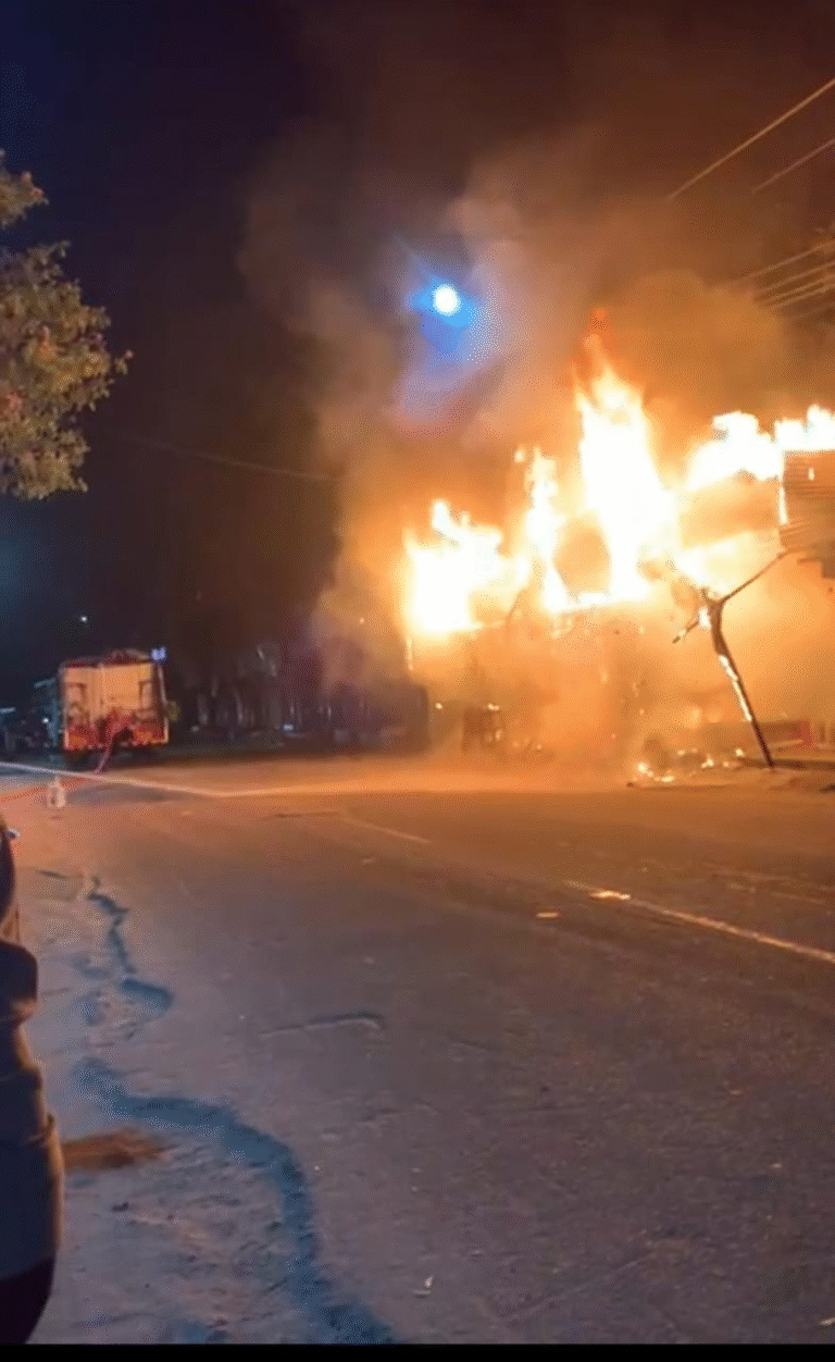 மதுரை உள்ள பஜாரில் அடைத்திருந்த செல்போன் கடைகள் அடுத்தடுத்து திடீரென தீப்பிடித்து எரிந்ததால் பரபரப்பு - துரிதமாக செயல்படு தீயை கட்டுக்குள் கொண்டு வந்து அணைத்த தீயணைப்பு வீரர்களால் பெரும் விபத்து தவிர்ப்பு:மதுரை உள்ள பஜாரில் அடைத்திருந்த செல்போன் கடைகள் அடுத்தடுத்து திடீரென தீப்பிடித்து எரிந்ததால் பரபரப்பு - துரிதமாக செயல்படு தீயை கட்டுக்குள் கொண்டு வந்து அணைத்த தீயணைப்பு வீரர்களால் பெரும் விபத்து தவிர்ப்பு: