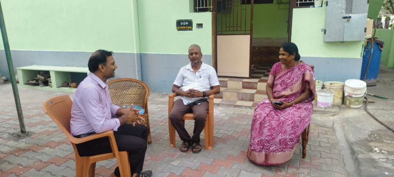 பொதுமக்களிடம் பிரதம மந்திரி மின் திட்ட அனுபவம் குறித்து கேட்டறிந்த மின்வாரிய செயற்பொறியாளர்..