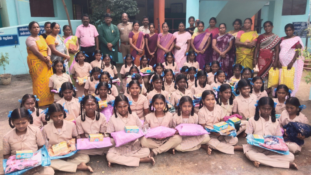 மாணவிகளுக்கு புத்தாடை..