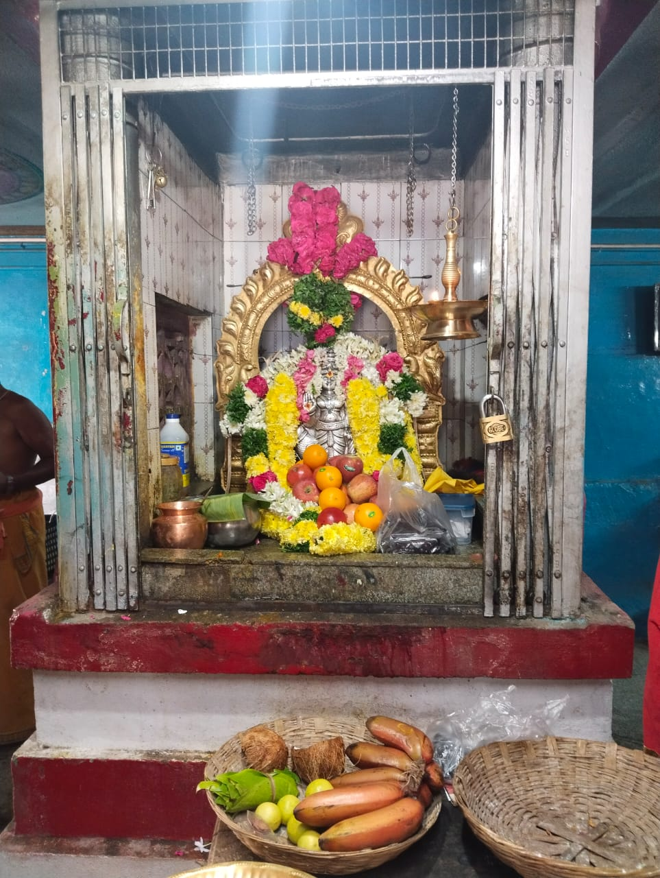 சோழவந்தான் சனீஸ்வரன் கோவிலில் ஐப்பசி விசாகத்தை முன்னிட்டு சிறப்பு வழிபாடு: ஏராளமான பக்தர்கள் சாமி தரிசனம்....