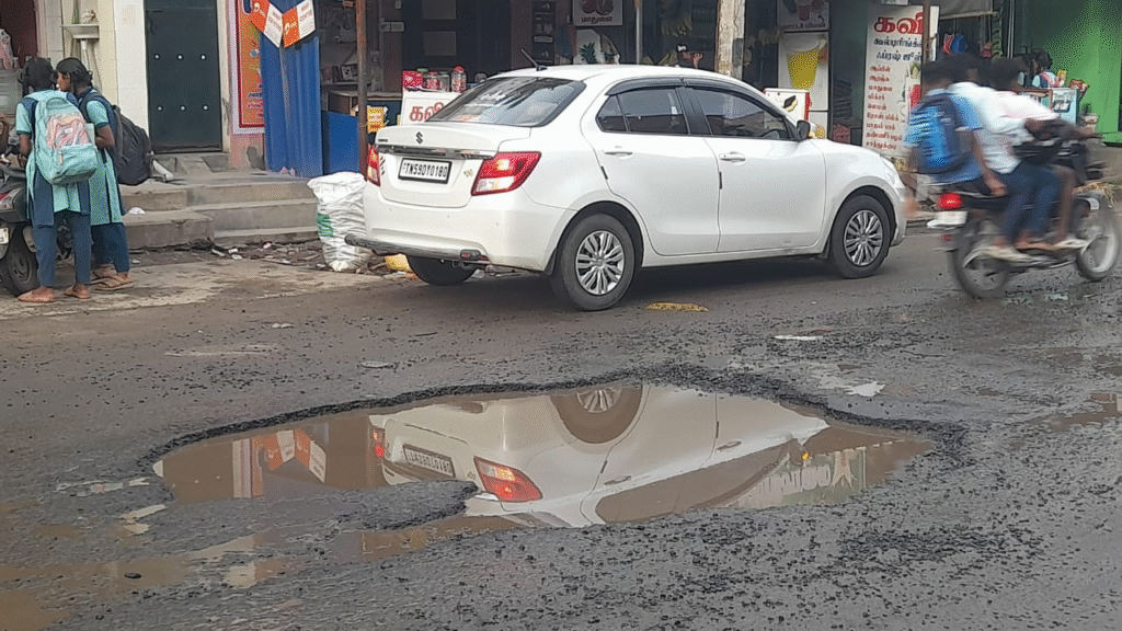 சோழவந்தான் அரசு பெண்கள் மேல்நிலைப் பள்ளி அருகில் மழையால் சேதமடைந்த சாலை - உயிர் சேதம் ஏற்படும் முன் நடவடிக்கை எடுக்க கோரிக்கை...