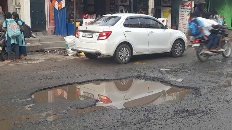 சோழவந்தான் அரசு பெண்கள் மேல்நிலைப் பள்ளி அருகில் மழையால் சேதமடைந்த சாலை - உயிர் சேதம் ஏற்படும் முன் நடவடிக்கை எடுக்க கோரிக்கை...