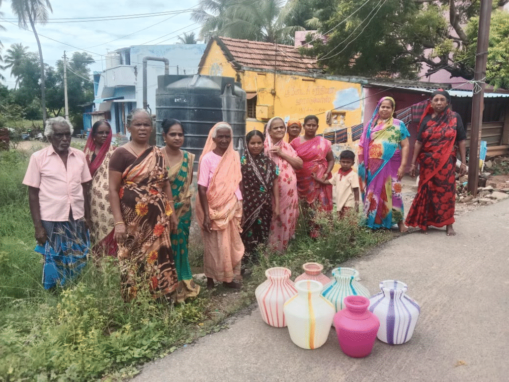 சோழவந்தான் அருகே கருப்பட்டி கிராமத்தில் கடந்த 10 நாட்களாக குடிநீர் வரவில்லை என கூறி பத்துக்கும் மேற்பட்டோர் காலி குடங்களுடன் சாலையில் அமர்ந்து போராட்டம்..!