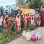 சோழவந்தான் அருகே கருப்பட்டி கிராமத்தில் கடந்த 10 நாட்களாக குடிநீர் வரவில்லை என கூறி பத்துக்கும் மேற்பட்டோர் காலி குடங்களுடன் சாலையில் அமர்ந்து போராட்டம்..!