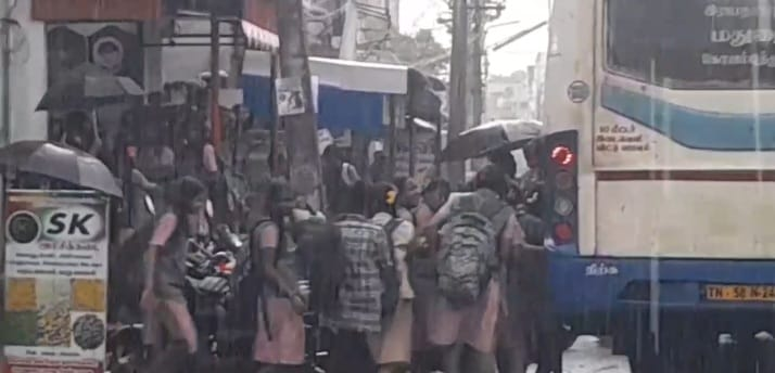 சோழவந்தானில் பேருந்துநிழல் குடை உள்ளிட்ட அடிப்படை வசதிகள் இல்லாத நிலையில் 500க்கும் மேற்பட்ட மாணவிகள் பள்ளி முடிந்து மழையில் நனைந்தபடி வீடுகளுக்கு செல்லும் அவலம் :