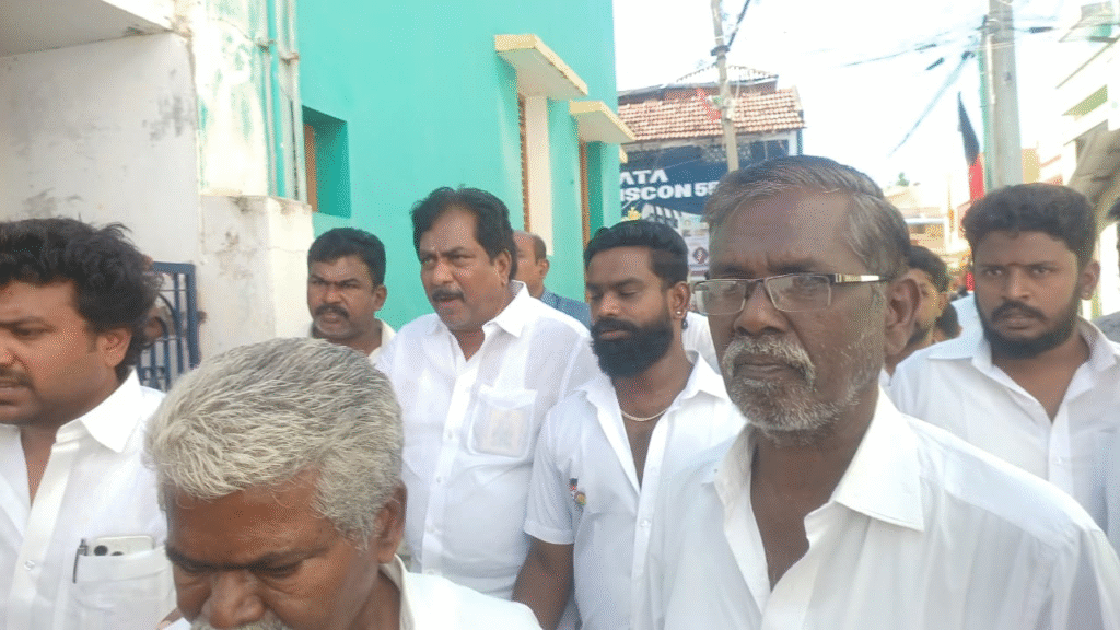 மழைநீருடன் கழிவுநீர் தேக்கம்:அமைச்சர் மூர்த்தியை முற்றுகையிட்ட மக்கள்: