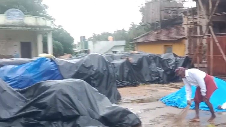 மதுரை சோழவந்தான் அருகே கொள்முதல் நிலையங்களில் வியாபாரிகளுக்கு முன்னுரிமை கொடுத்து நெல் மூட்டைகளை எடுத்துச் சென்றதால் விவசாயிகள் பாதிப்பு :