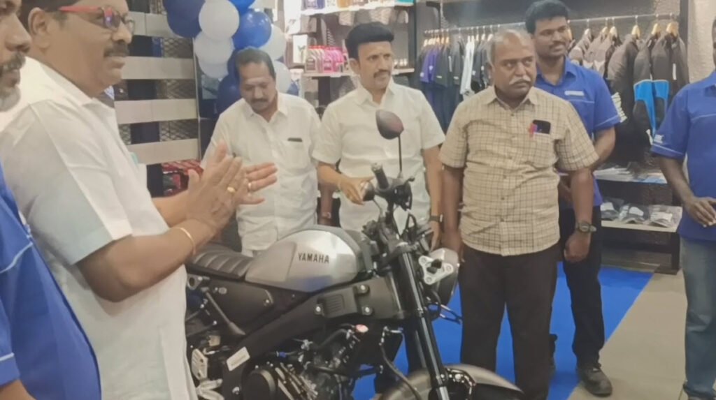 பழனியில் உள்ள யமஹா ஷோரூம் இல் புதிய யமஹா மாடல் பைக் அறிமுக விழா நடைபெற்றது.