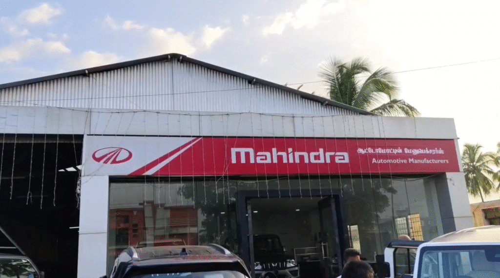 பழனியில் மகேந்திரா நிறுவனத்தில் வாங்கிய சரக்கு வாகனத்தில் போதிய மைலேஜ் தராத்தால் வாகனத்தின் உரிமையாளர் ஷோருமை முற்றுகையிட்டு வாக்குவாத்ததில் ஈடுபட்டதால் பரபரப்பு ஏற்பட்டது.