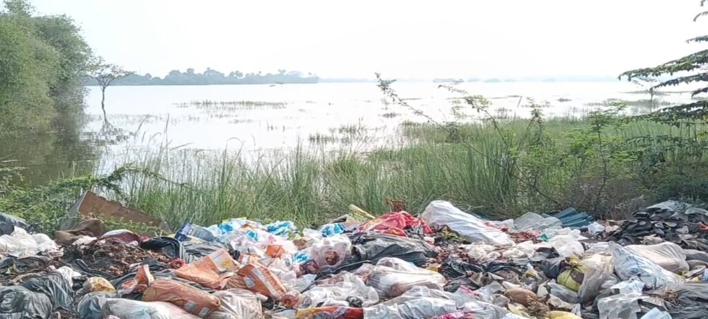 அடையாளம் தெரியாத சமூக விரோதிகளால் கொட்டப்படும் குப்பை கழிவுகள் மூலம் ஆபத்தான நிலைக்கு சென்று கொண்டிருக்கும் சுமார் 300 ஏக்கர் பரப்பளவு கொண்ட அமரன் பேடு ஏரி...