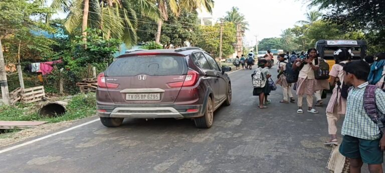 ஸ்ரீபெரும்புதூர் அருகே பென்னலூர்ரில் ஊராட்சி ஒன்றிய நடுநிலைப் பள்ளிக்கு எதிரே வேகத்தடை இல்லாததால் விபத்து ஏற்படும் வாய்ப்பு பெற்றோர்கள் மற்றும் ஊர் பொதுமக்கள் அதிருப்தி
