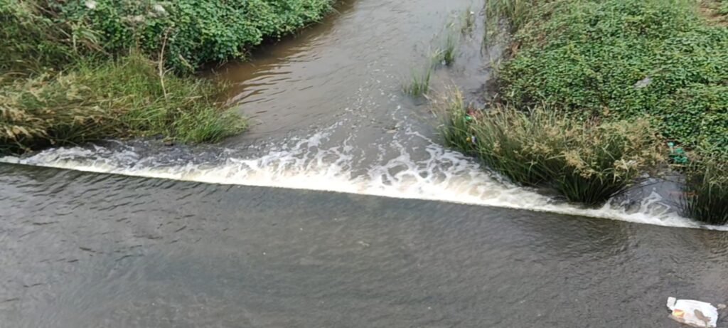 ஸ்ரீபெரும்புதூர் சமூக விரோதிகளால் சீரழிந்து கொண்டிருக்கும் நீர்நிலைப் பகுதிகள் செம்பரம்பாக்கம் ஏரிக்கு செல்லும் நீரில் கலக்கும் குப்பை கழிவுகள் நடவடிக்கை எடுக்குமா மாவட்ட நிர்வாகம்