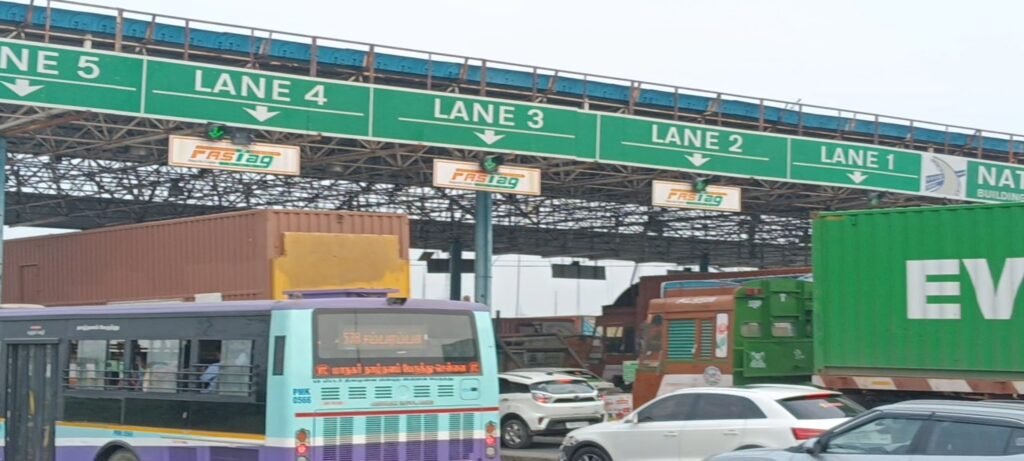 ரீபெரும்புதூர் சுங்கச்சாவடியில் தினமும் பகல் நேரத்தில் வாகன நெரிசல் வாகன ஓட்டிகள் பொதுமக்கள் அவதி அவசர ஊர்தி ஆம்புலன்ஸ் செல்வதற்கு கூட வழி கிடைக்கவில்லை அரசு நடவடிக்கை எடுக்க வேண்டும் என பொதுமக்கள் கோரிக்கை