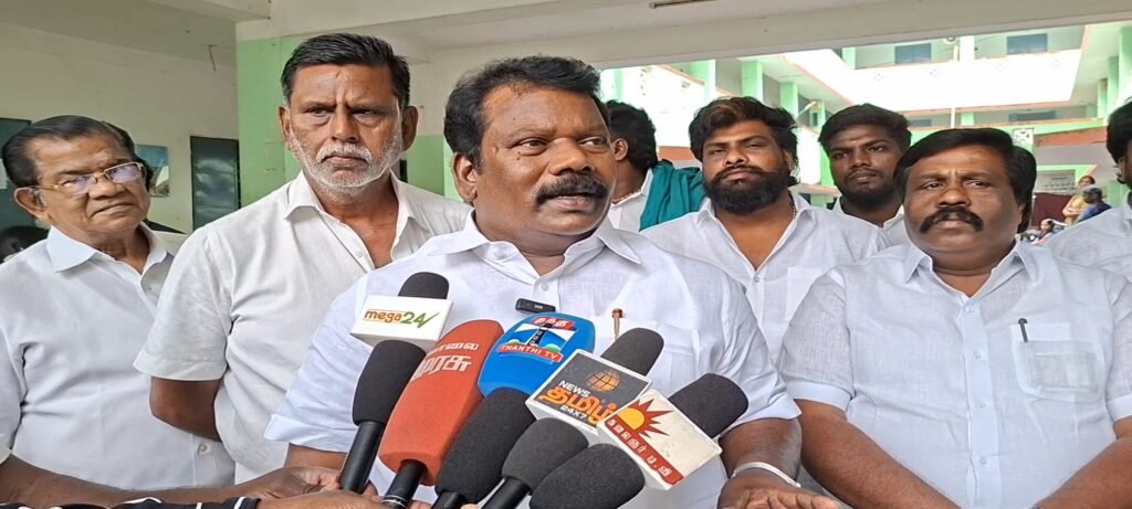 ஸ்ரீபெரும்புதூரில் அரசு பெண்கள் மேல்நிலைப் பள்ளியில் அரசு விலையில்லா மிதிவண்டி வழங்கும் விழா ஸ்ரீபெரும்புதூர் சட்டமன்ற உறுப்பினர் கு.செல்வப் பெருந்தகை பங்கேற்பு