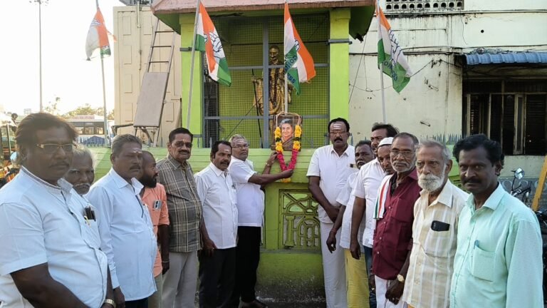 பழனியில் காங்கிரஸ் கமிட்டியின் சார்பாக முன்னாள் பாரத பிரதமர் இந்திரா காந்தியின் நினைவு தினத்தை முன்னிட்டு திருவுருவப்படத்திற்கு மாலை அணிவித்து மரியாதை செலுத்தினர்