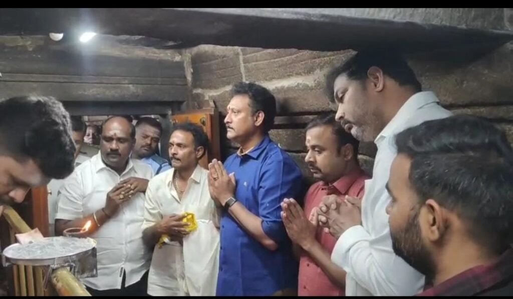 பழனி முருகன் கோயிலில் பள்ளி கல்வித் துறை அமைச்சர் அன்பில் மகேஷ் பொய்யாமொழி சாமி தரிசனம் செய்தார்.