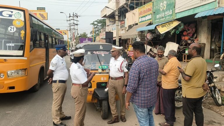 பழனியில் போக்குவரத்து துறையும் ட்ராபிக் காவல்துறை இணைந்து பெர்மிட் இல்லாத ஆட்டோக்களை பறிமுதல் செய்தனர்