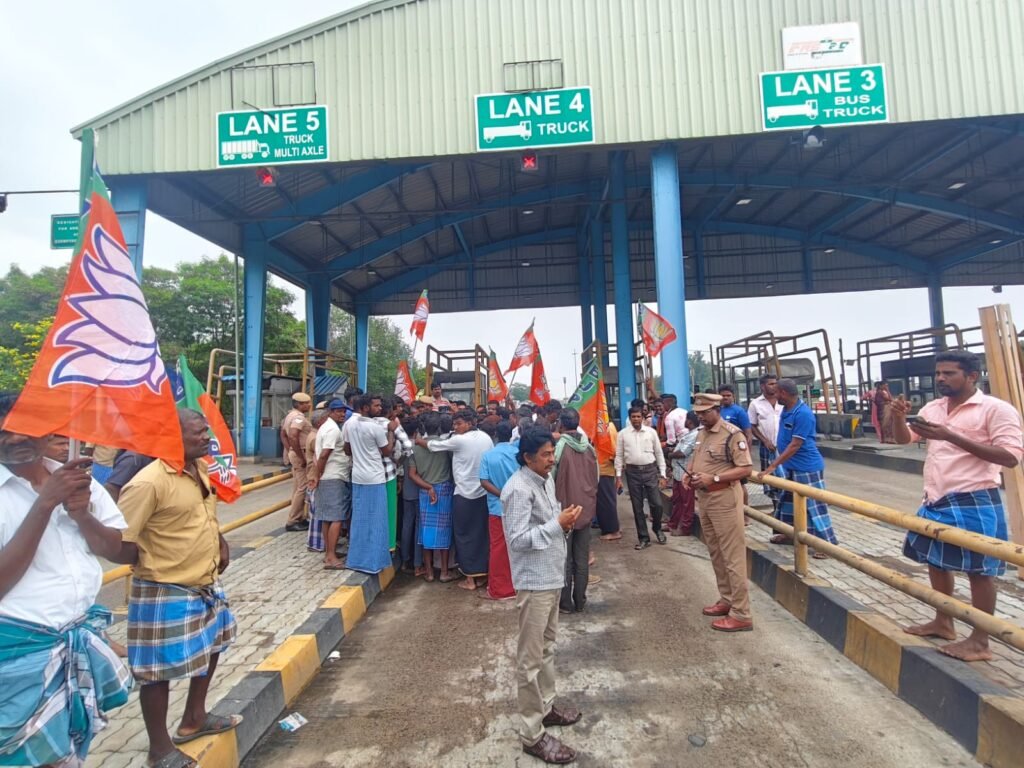 சுங்கச்சாவடி கட்டண உயர்வு : போராட்டம்.