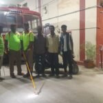 சோழவந்தானில் இருசக்கர வாகனத்தில் புகுந்த பாம்பை லாவகமாக தீயணைப்பு துறையினர் உயிருடன் பிடித்தனர்.