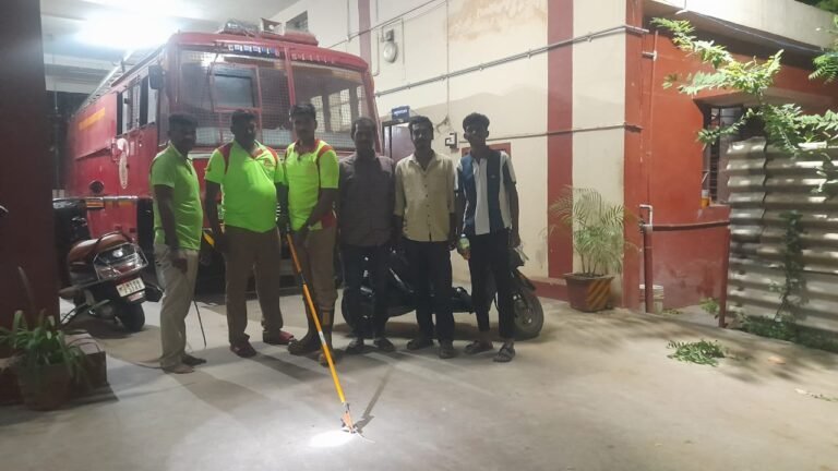 சோழவந்தானில் இருசக்கர வாகனத்தில் புகுந்த பாம்பை லாவகமாக தீயணைப்பு துறையினர் உயிருடன் பிடித்தனர்.