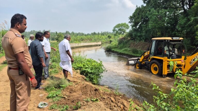 ராஜ வாய்க்கால் பகுதியில் சட்ட விரோத குழாய்கள் அகற்றம் தண்ணீர் திருடுவதற்காக குழாய் பதித்தது அம்பலம்!