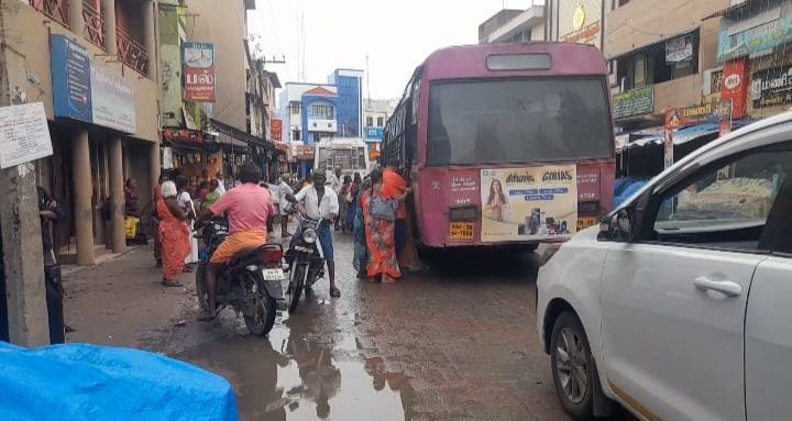 சோழவந்தான் பேருந்து நிறுத்தங்களில் மழையில் நனையாமல் இருக்க நிழற் குடைகள் அமைக்க பயணிகள் கோரிக்கை.