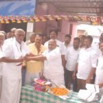 அலங்காநல்லூர் அருகே கொண்டையம்பட்டியில் துணை முதல்வர் உதயநிதி ஸ்டாலின் பிறந்தநாள் விழா: ஒன்றிய செயலாளர் இனிப்பு வழங்கி கொண்டாடினார்.