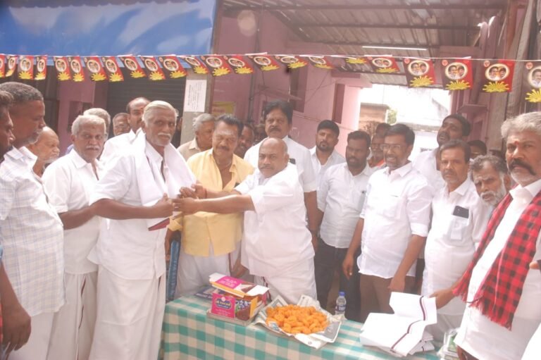 அலங்காநல்லூர் அருகே கொண்டையம்பட்டியில் துணை முதல்வர் உதயநிதி ஸ்டாலின் பிறந்தநாள் விழா: ஒன்றிய செயலாளர் இனிப்பு வழங்கி கொண்டாடினார்.