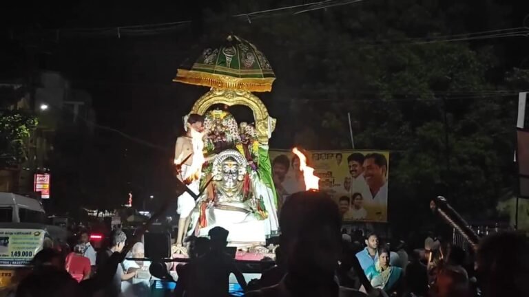 திருப்பரங்குன்றத்தில் கார்த்திகை திருவிழாவையொட்டி சுப்பிரமணிய சுவாமி-தெய்வானை வாகனத்தில் வீதி உலா: