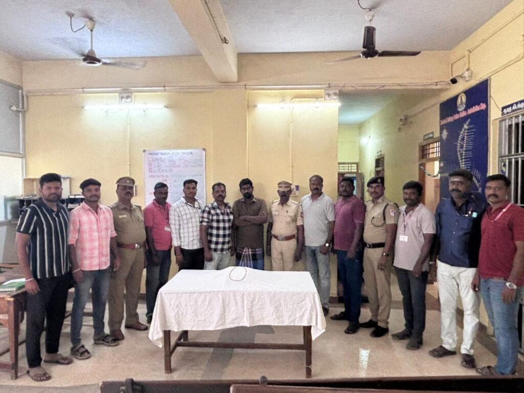 CCTV கேமராக்களை பார்த்து ஆய்வு செய்து நகை திருடனை பிடித்த காவல்துறை.