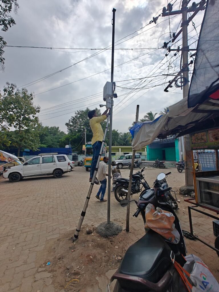 சோழவந்தான் அருகே முள்ளிப்பள்ளம் ஊராட்சியில் பொது மக்களின் பாதுகாப்பு நலனை கருத்தில் கொண்டு பல்வேறு பகுதிகளில் கண்காணிப்பு கேமரா பொருத்தும் பணிகள்.