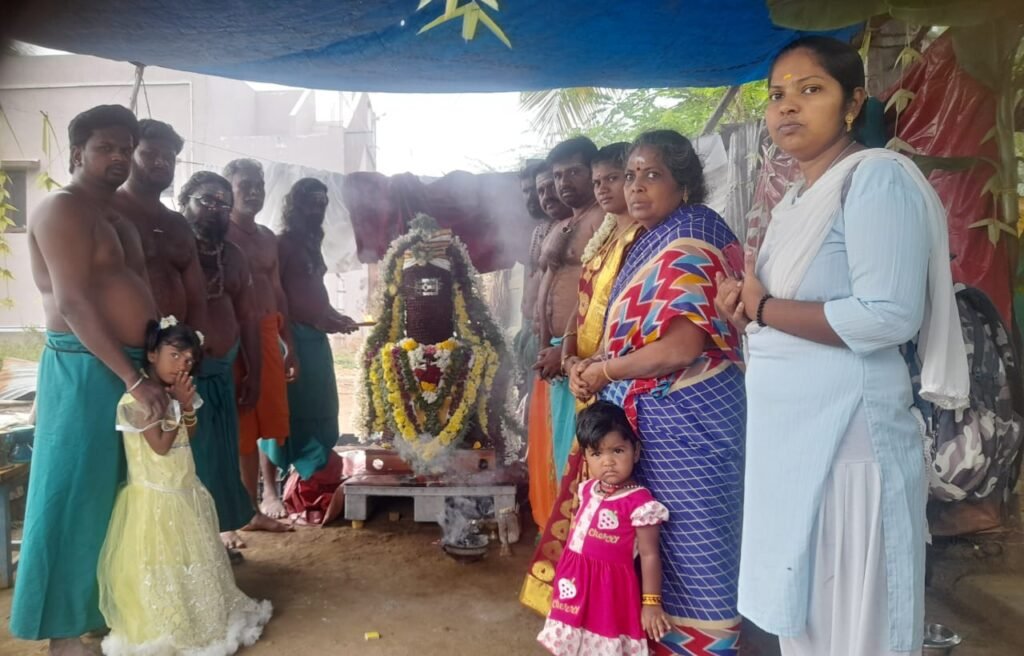 சோழவந்தான் அருகே திருவாலவாய நல்லூர் கிராமத்தில் 32,000 ருத்ராட்சம் மூலம் செய்யப்பட்ட லிங்கேஸ்வரர் சிலை திருவண்ணாமலை பிரதிஷ்டைக்காக பயணம்.